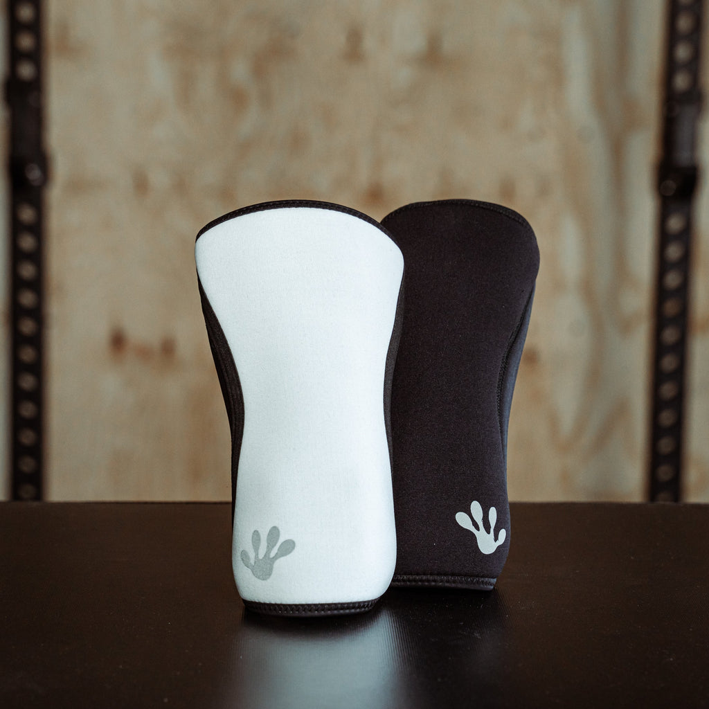 Reversible Knee Sleeves - Black/White 着用イメージ