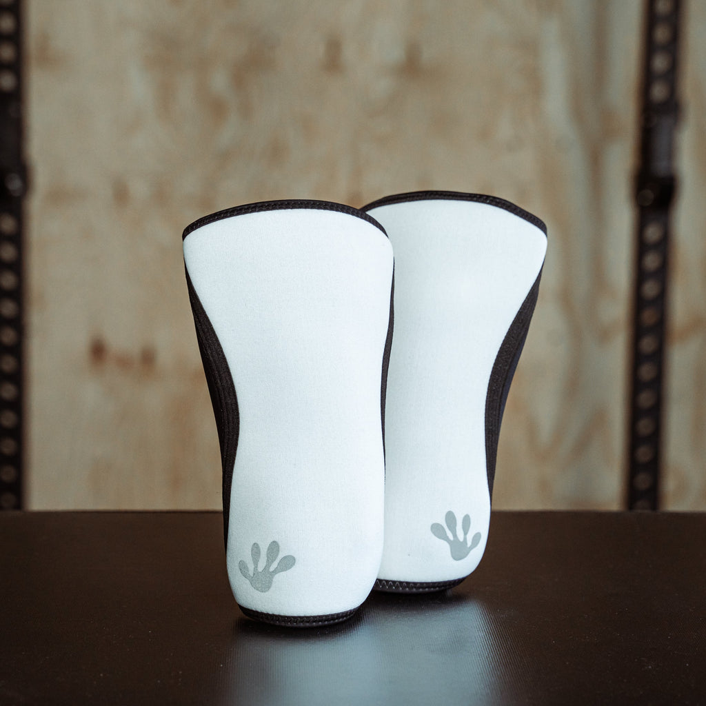 Reversible Knee Sleeves - Black/White 着用イメージ