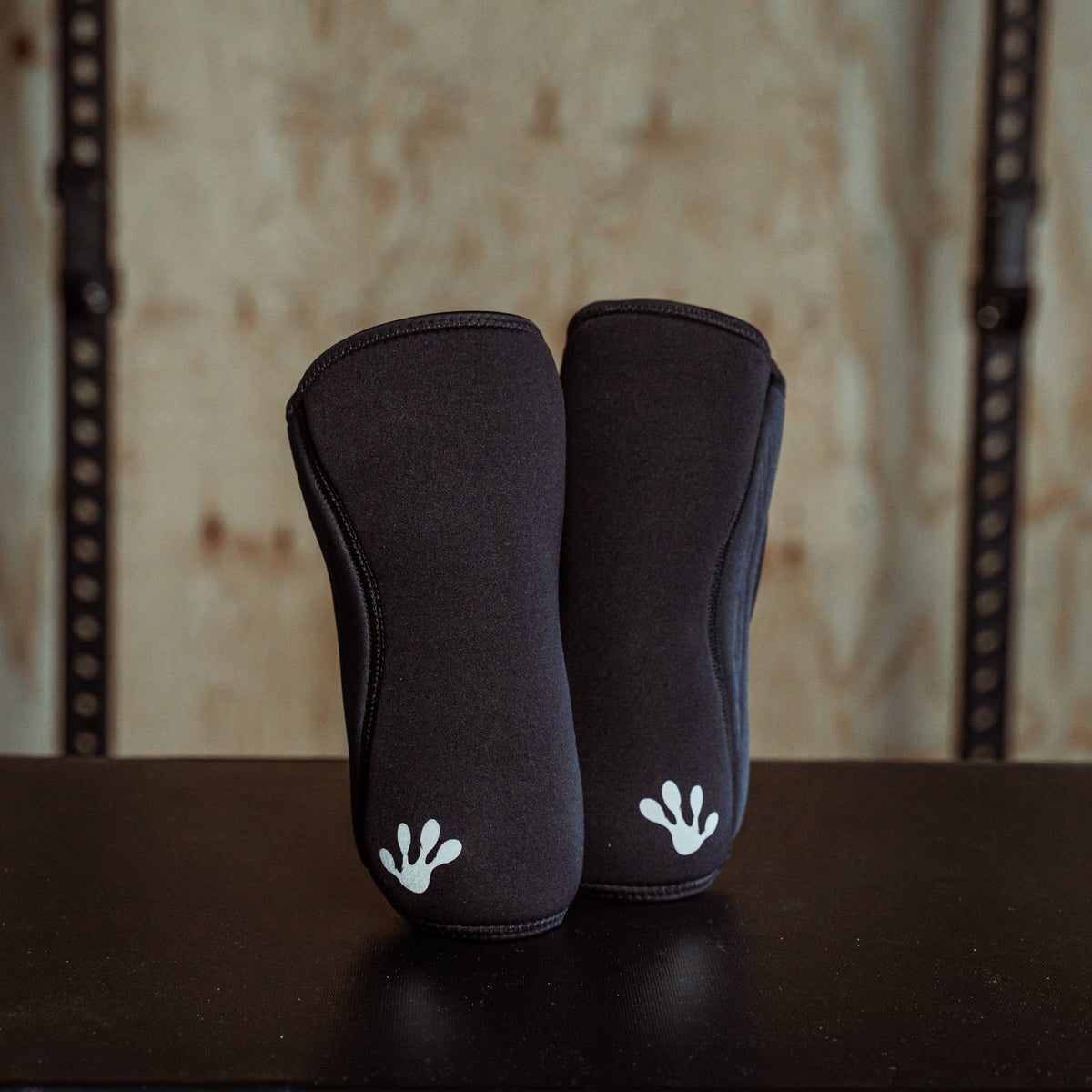 Reversible Knee Sleeves - Black/White 着用イメージ